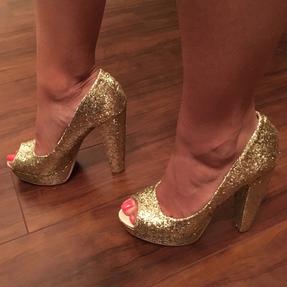 Steve Madden Shoes - SUPER SALE! NEW Steve Madden Gold Glitter Heels